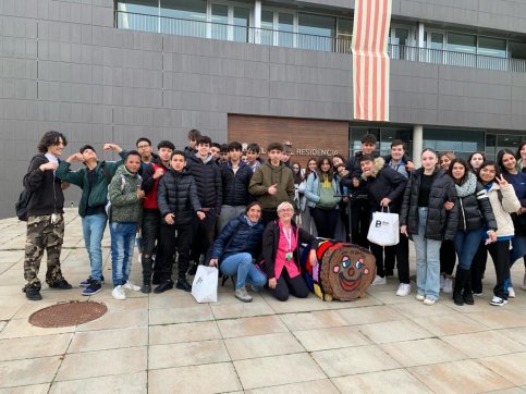 Alumnes de l'escola Pare Coll de Vic comparteixen un taller de postals nadalenques amb les persones que viuen a la residència El NAdal