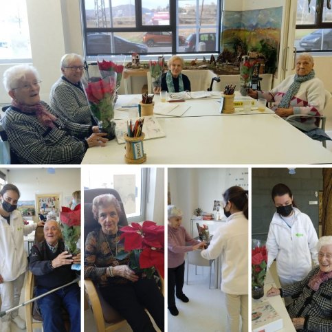 Entrega de les flors solidàries als usuaris de la residència El Nadal