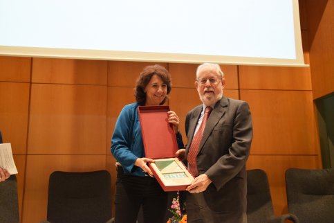 Anna Erra fent entrega d'un obsequi a Pere Girbau en l'acte commemoratiu del 30è aniversari del model d’atenció social i sanitària de la FHSC, l'any 2018