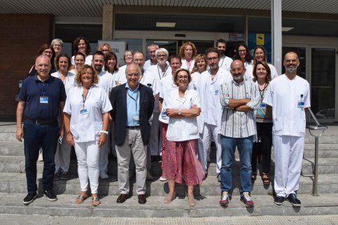 Professionals sanitaris amb el degà de la Facultat de Medicina de la UVic-UCC, el Dr. Ramon Pujol
