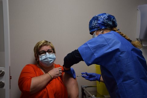 Una professional rebent la vacuna a l'HUSC